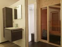 Badezimmer mit Sauna und gro&szlig;er ebenerdiger Dusche