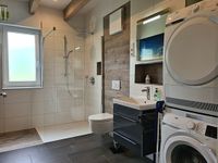 Ferienhaus Hofmeyer Badezimmer mit Dusche, Waschmaschine und Trockner