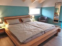 Ferienhaus Hofmeyer Schlafzimmer mit Doppelbett aus massiver Eiche