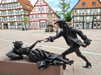 Dornr&ouml;schen Skulptur am Marktplatz Hofgeismar umgeben von vielen Fachwerkh&auml;usern